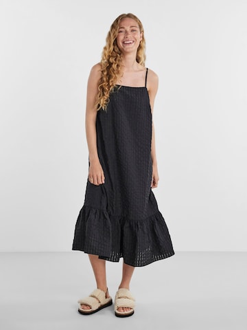 PIECES - Vestido 'Sunny' en negro: frente