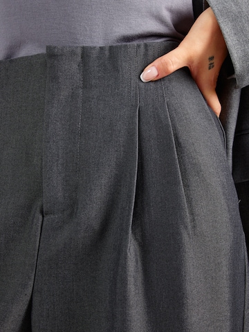 Loosefit Pantaloni con pieghe 'ONLMARION' di ONLY in grigio