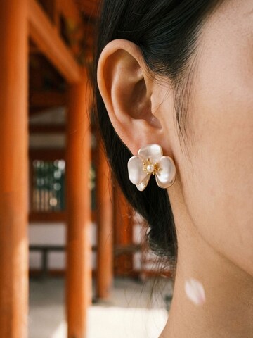 Nemomatheo Earrings 'Perlmuttblüte' in White