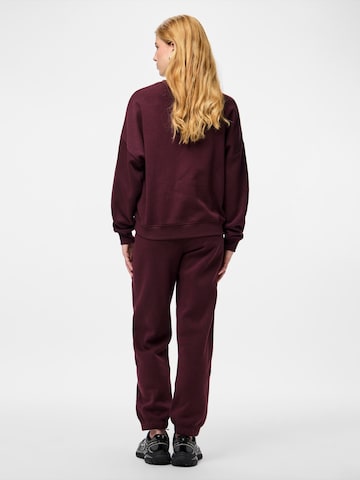 Effilé Pantalon 'PCRISSO' PIECES en rouge