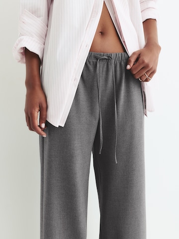 Pull&Bear Широка кройка Панталон в сиво