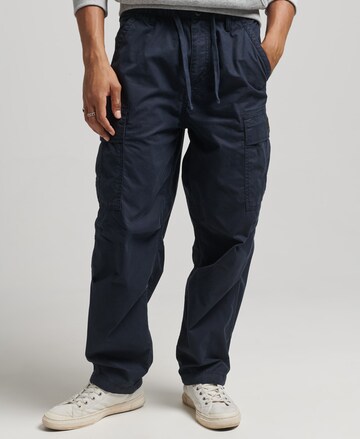 Superdry Loosefit Cargobroek in Blauw: voorkant