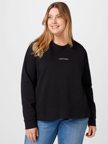 Sweat-shirt Calvin Klein Curve en noir : devant