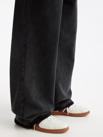 Pull&Bear Lużny krój Spodnie w kolorze szary