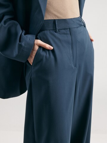 Loosefit Pantalon chino 'Cocoon' REMAIN en bleu