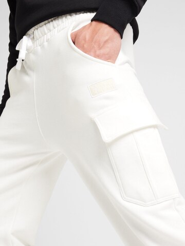 Tapered Pantaloni cargo 'Organics' di ALPHA INDUSTRIES in bianco