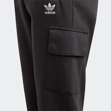 Tapered Pantaloni 'Fleece' di ADIDAS ORIGINALS in nero
