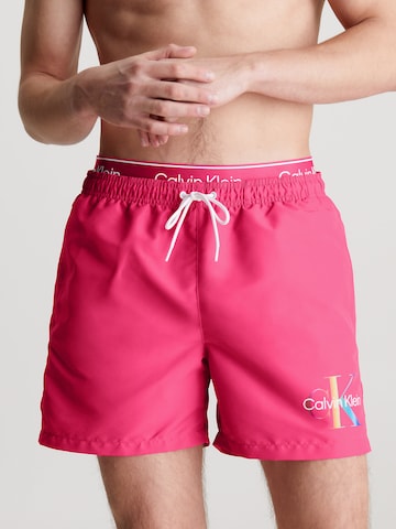 Calvin Klein Swimwear - Bermudas 'Pride' en rosa: frente