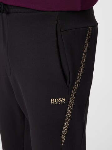 Tapered Pantaloni 'Hadiko 2' di BOSS Green in nero