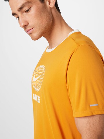 NIKE - Camiseta funcional en amarillo