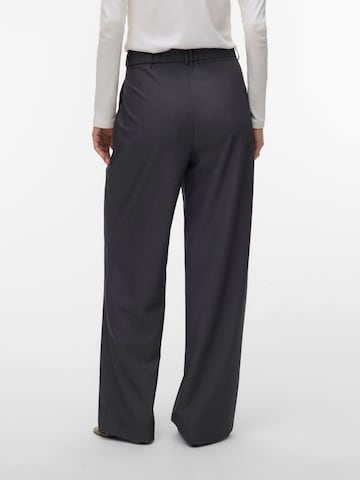 Wide Leg Pantalon à pince 'VMDALLAS' VERO MODA en gris