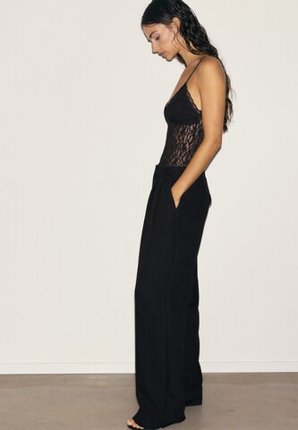 Wide Leg Pantalon à plis Pull&Bear en noir