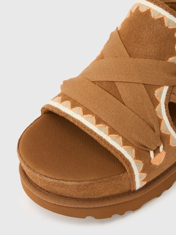 Sandale 'Goldenstar Hi Artistitch' de la UGG pe maro