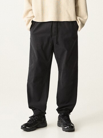 Pull&Bear Tapered Pants in Black: front