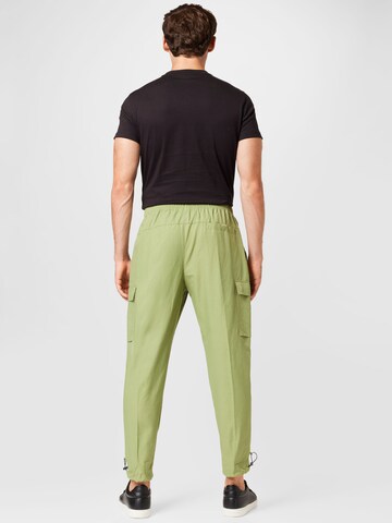 Nike Sportswear - Tapered Pantalón cargo 'REPEAT' en verde