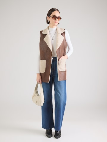 Hailys Vesta 'Am44elia' – hnědá