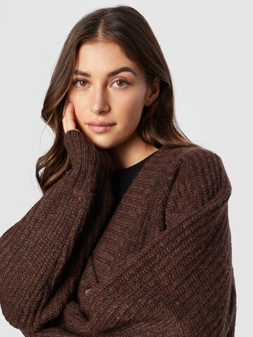 Cardigan 'Kim' Gina Tricot en marron