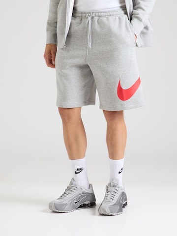 Nike SportswearLoosefit Hlače 'CLUB' - siva boja: prednji dio