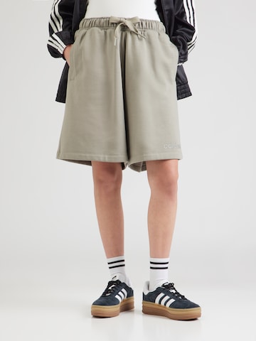 ADIDAS ORIGINALS Laiad sääred Püksid 'Essentials', värv roheline: eest vaates
