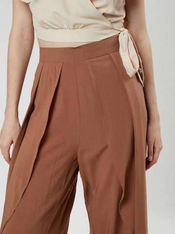 Loosefit Pantalon à plis Influencer en marron