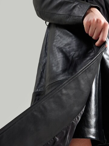 REMAIN Mantel in Schwarz
