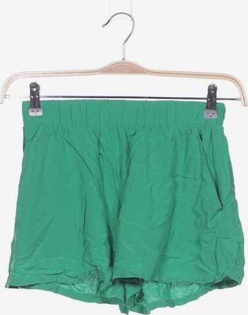 VILA Shorts in S in Green: front