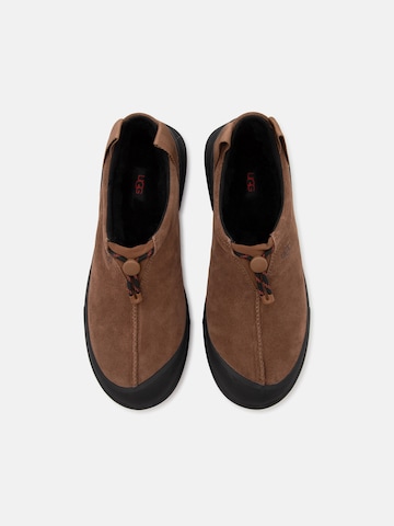 UGG - Sapatilhas slip-on 'Tasman Outpost' em castanho