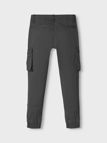 NAME IT - Tapered Pantalón 'Bamgo' en gris