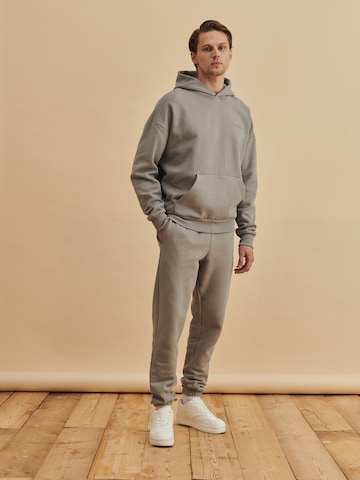 DAN FOX APPAREL Sweatshirt 'Sebastian' in Grey