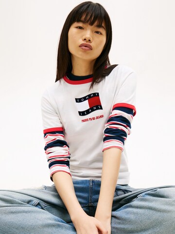 Tricou 'NOVELTY' de la Tommy Jeans pe alb