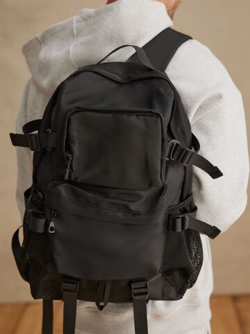 DAN FOX APPAREL Rucksack 'Selim' in Schwarz