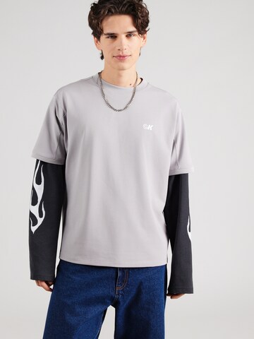 Calvin Klein Jeans Тениска в сиво: отпред