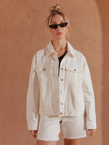 Ema Louise x ABOUT YOU Between-Season Jacket 'DORO' in White