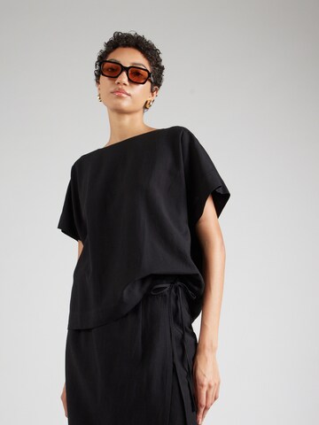 Tricou de la minimum pe negru: față