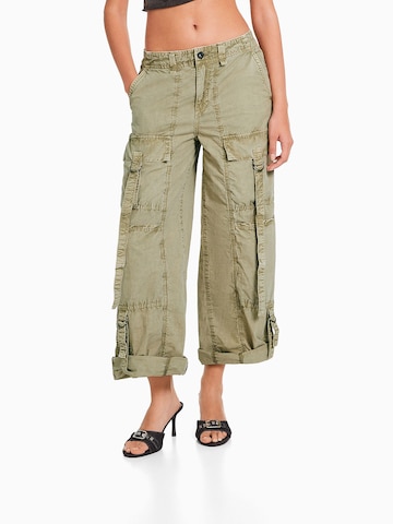 Loosefit Pantalon cargo Bershka en vert : devant