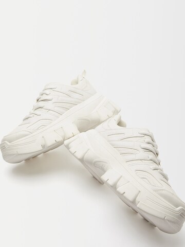 Baskets basses Bershka en blanc