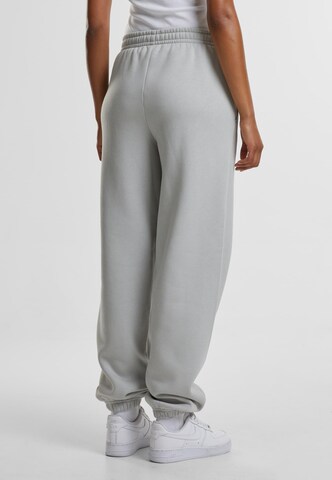 Tapered Pantaloni 'Fluffy' di Urban Classics in grigio