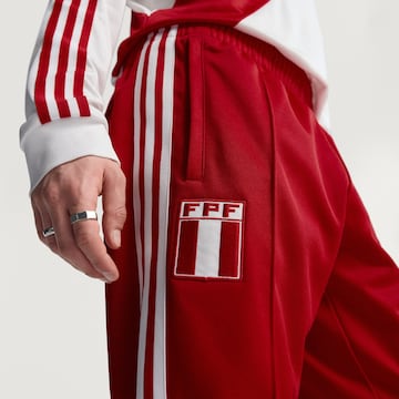 ADIDAS ORIGINALS - Slimfit Pantalón 'Peru' en rojo