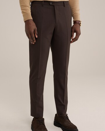 WE Fashion - Slimfit Calças em castanho: frente