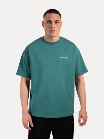 Smilodox T-Shirt Oversize Backprint Tamio in Grün: Vorderseite