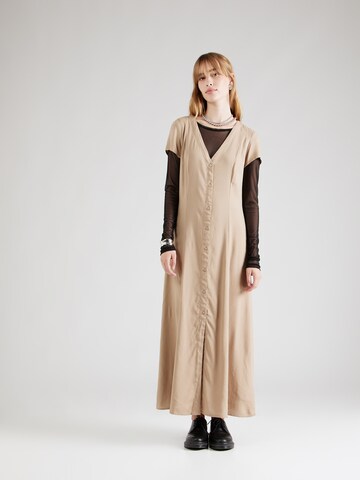 Monki - Vestido camisero en beige: frente