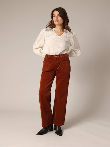Bootcut Pantalon 'Sakari' Deeluxe en rouge