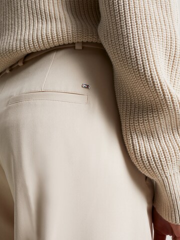Regular Pantalon à plis TOMMY HILFIGER en beige