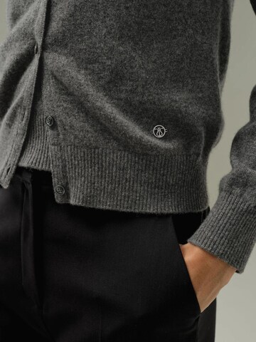 Lilysilk - Cárdigan 'Kaschmir Cardigan mit Rundhalsausschnitt' en gris
