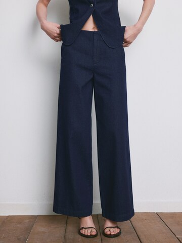 MANGO Szeroka nogawka Jeansy 'AVERY' w kolorze niebieski: przód