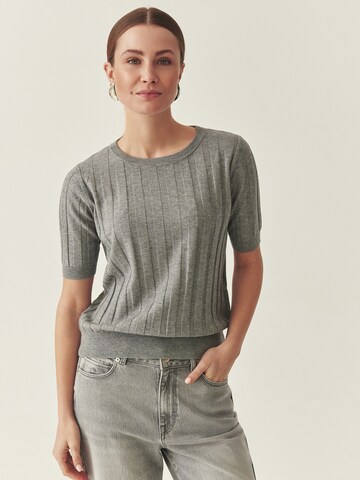 TATUUM Pusero värissä harmaa: etupuoli