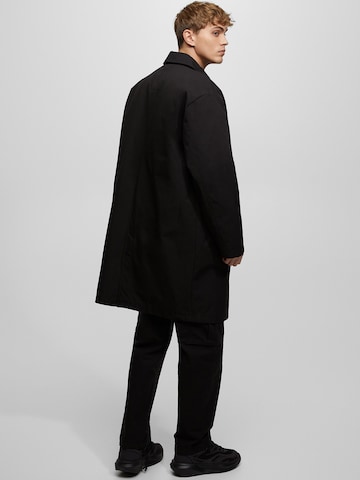 Pull&Bear Płaszcz przejściowy w kolorze czarny