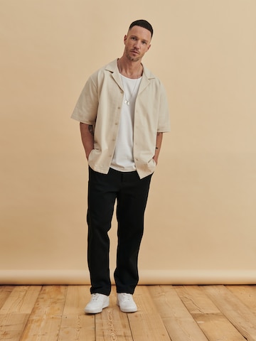 DAN FOX APPAREL جينز مضبوط قميص 'Roman' بلون أبيض