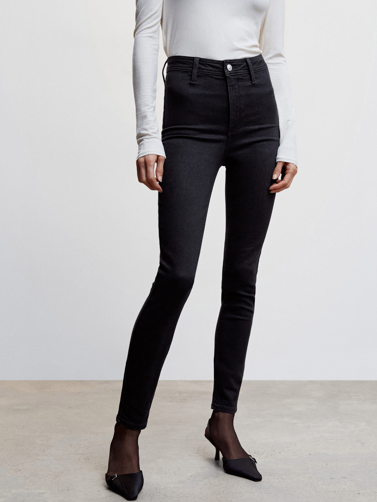 MANGO Skinny Jeggings in Zwart: voorkant