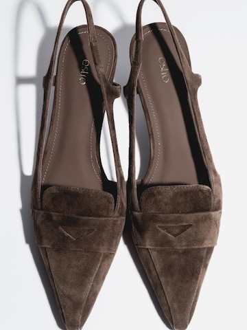 Estro Slingback pumps i brun